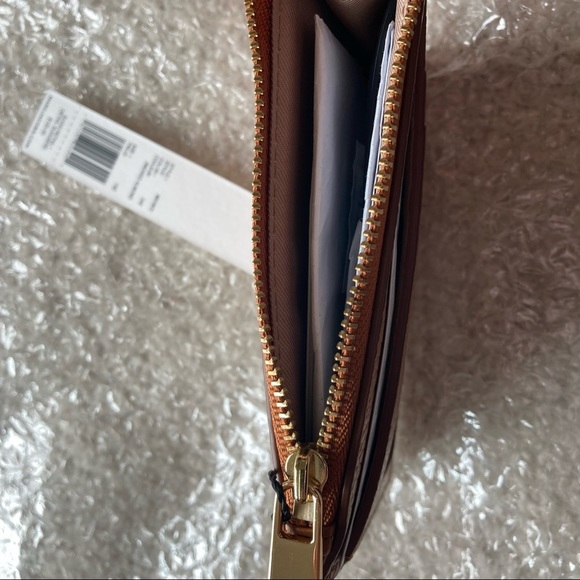 Marc Jacobs Leather Zip Top Wallet in Smoked Almond Size 3.5” L x 5” W x .5” D - Picture 10 of 13